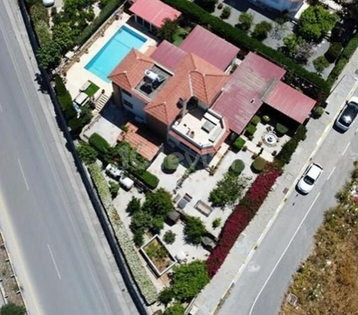 Girne Karmi Bölgesinde Satılık Lüks Havuzlu Villa