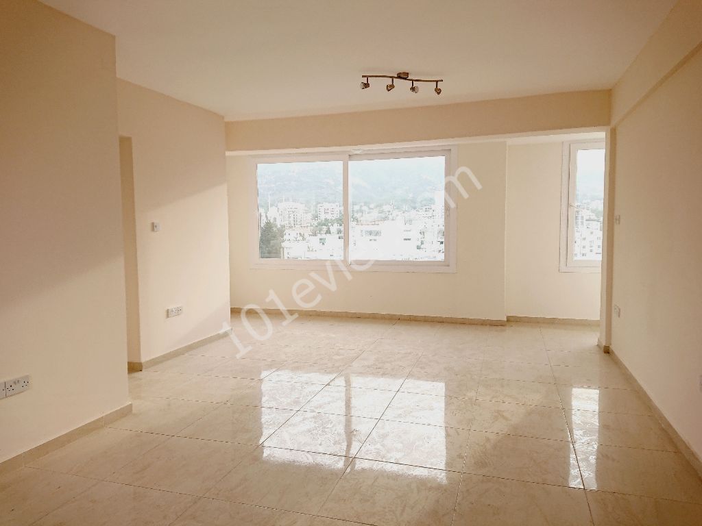 ПОЛНЫЙ пентхаус с обзором на 360 градусов, гигантской террасой и целым этажом в центре Кирении! ** 
